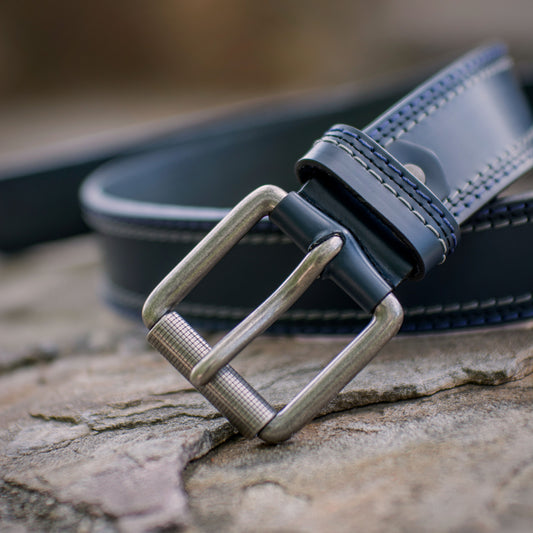 NÁUTICO – Elegancia que Navega con Carácter | Cuero azul profundo con costuras azul oscuro, beige y negro + herraje plata envejecida – Cinturón Sport CASTAFINA (Ref. SP-013)