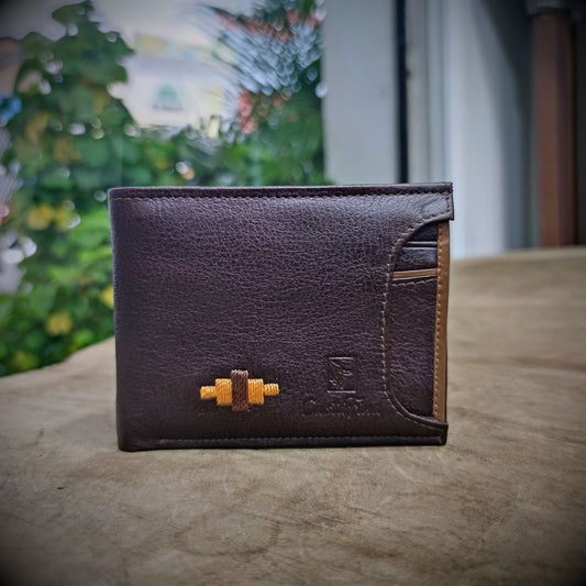 AUTORIDAD – Elegancia que Inspira Respeto | Cuero café oscuro con acentos beige con tarjetero extraíble – Billetera CASTAFINA (Ref. CF-005)