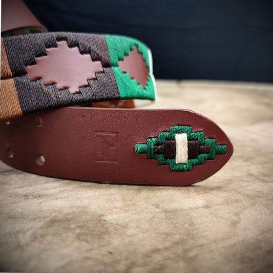 TRAMO – Fuerza que Deja Huella | Cuero brandy con tejido en café, miel, verde y apliques beige – Cinturón tejido CASTAFINA clásico (Ref. TC-044)