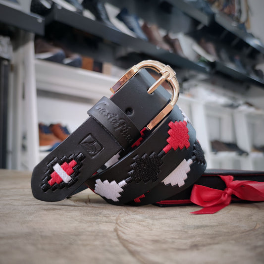 HERENCIA VIVA – Fuerza que Trasciende | Cuero negro con tejido rojo intenso, blanco puro y negro profundo – Cinturón tejido CASTAFINA CLÁSICO para dama (Ref. TCD-026)