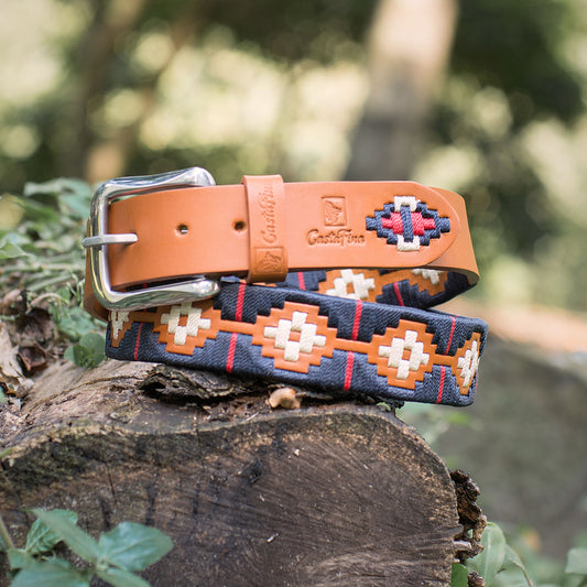 ESENCIA – Tradición que Ilumina el Camino | Cuero caramelo con tejido en marfil puro, azul noche y rojo pasión – Cinturón tejido CASTAFINA PLATINO (Ref. TCP-005)