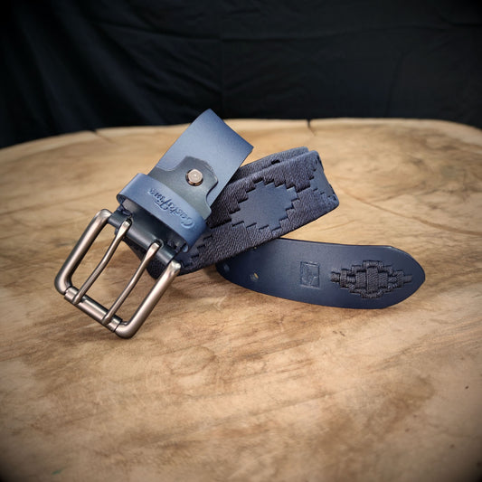 AZULADO – Fuerza Serena | Cuero azul con tejido en hilo azul profundo – Cinturón tejido CASTAFINA clásico (Ref. TC-045)