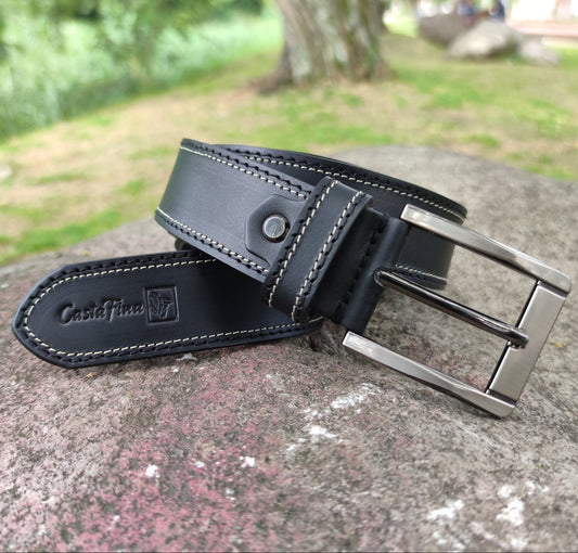 SINGULAR – Elegancia que Resalta con Fuerza | Cuero negro con doble costura una negra y otra beige, hebilla metálica brillante – Cinturón Sport CASTAFINA (Ref. SP-043)