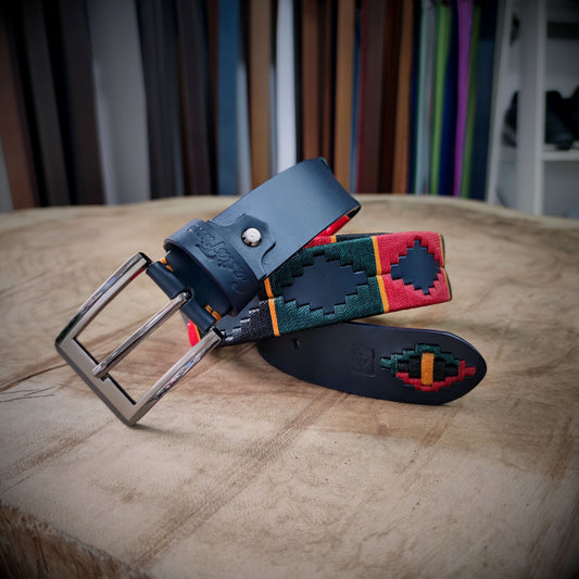 AUDACIA – Poder que Se Atreve a Más | Cuero negro con tejido rojo, verde, amarillo y negro – Cinturón tejido CASTAFINA clásico (Ref. TC-052)