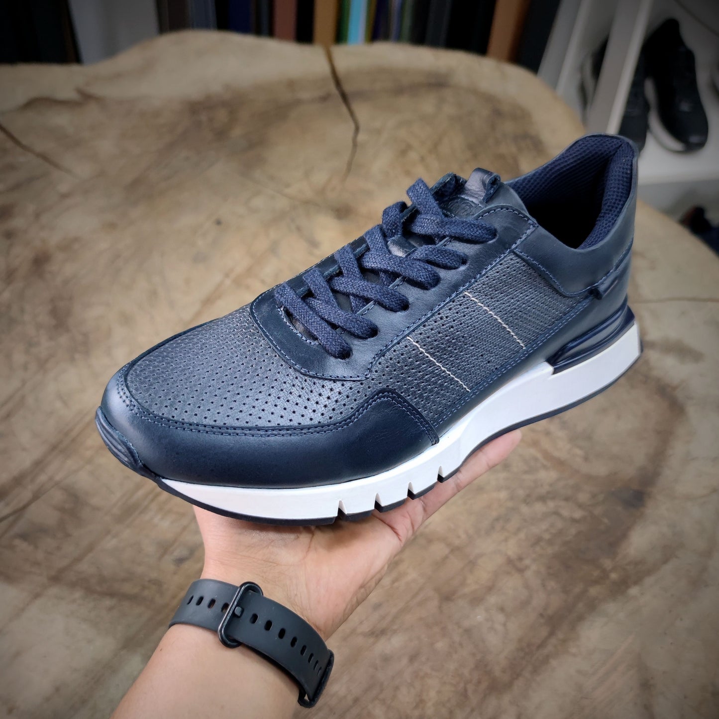 CÚSPIDE – Poder que Asciende con Estilo | Calzado sport 100% cuero azul con detalles perforados y suela blanca – Calzado CASTAFINA Sport esencial (Ref. CFZ-017)