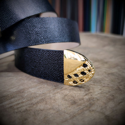 IMPERIO – Elegancia que Impone con Sutileza | Cuero negro con textura natural y herrajes en baño de ORO de 24K – Cinturón CASTAFINA de lujo para mujer (Ref. CF-027)