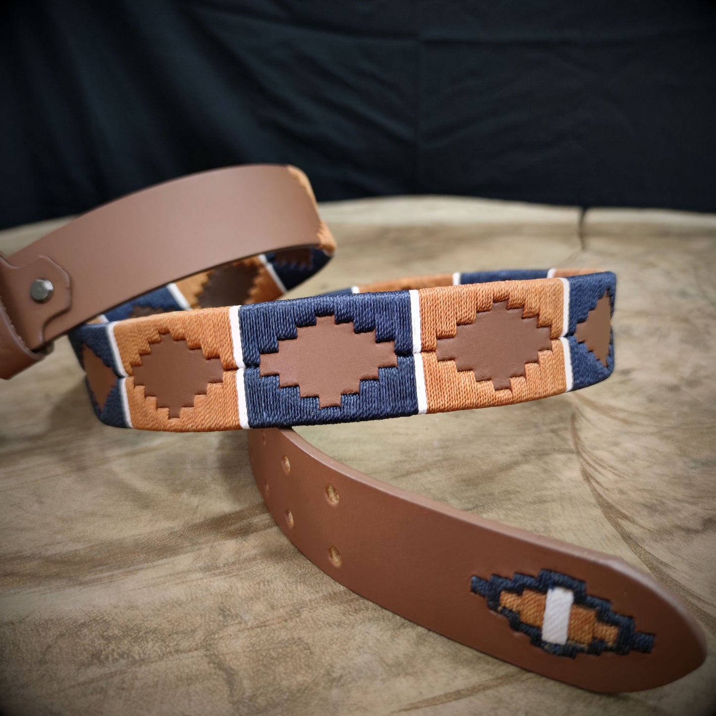 VITAL – Elegancia que Impulsa | Cuero caramelo con tejido en azul oscuro, caramelo y blanco – Cinturón tejido CASTAFINA clásico (Ref. TC-044)