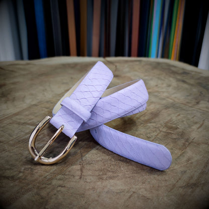 ESENCIA – Dulzura con Propósito | Cuero lila con textura escamada tipo exótica – Cinturón CASTAFINA de lujo para mujer (Ref. CF-028)