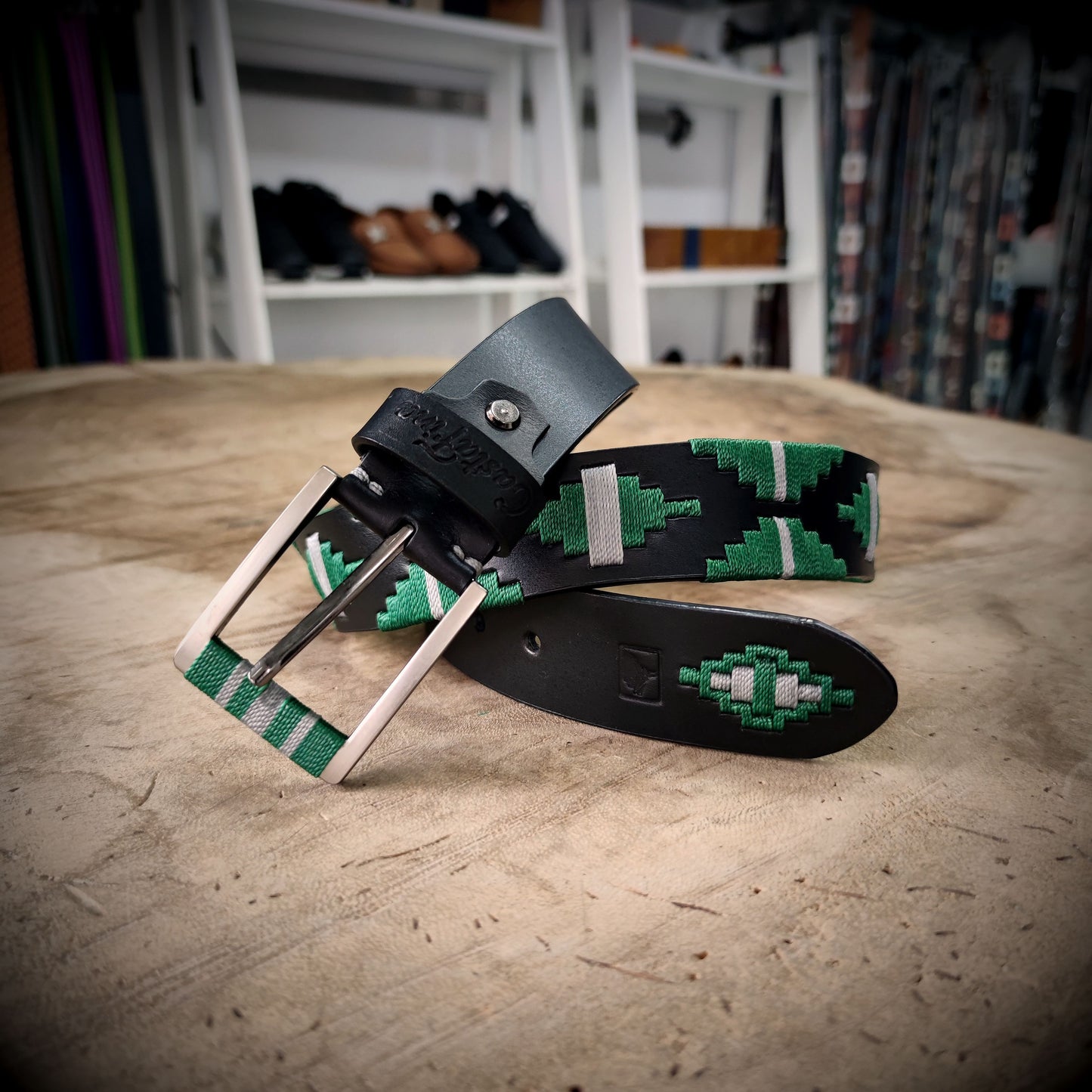 VIGÍA – Determinación que Protege tu Rumbo | Cuero negro con tejido verde intenso y gris – Cinturón tejido CASTAFINA clásico (Ref. TC-055)