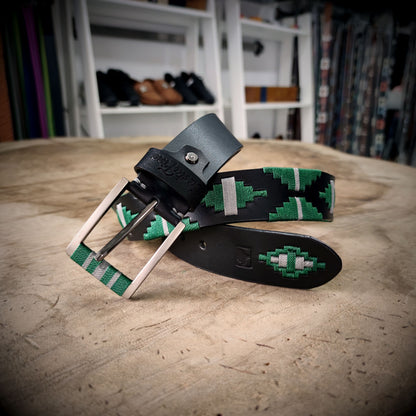 VIGÍA – Determinación que Protege tu Rumbo | Cuero negro con tejido verde intenso y gris – Cinturón tejido CASTAFINA clásico (Ref. TC-055)