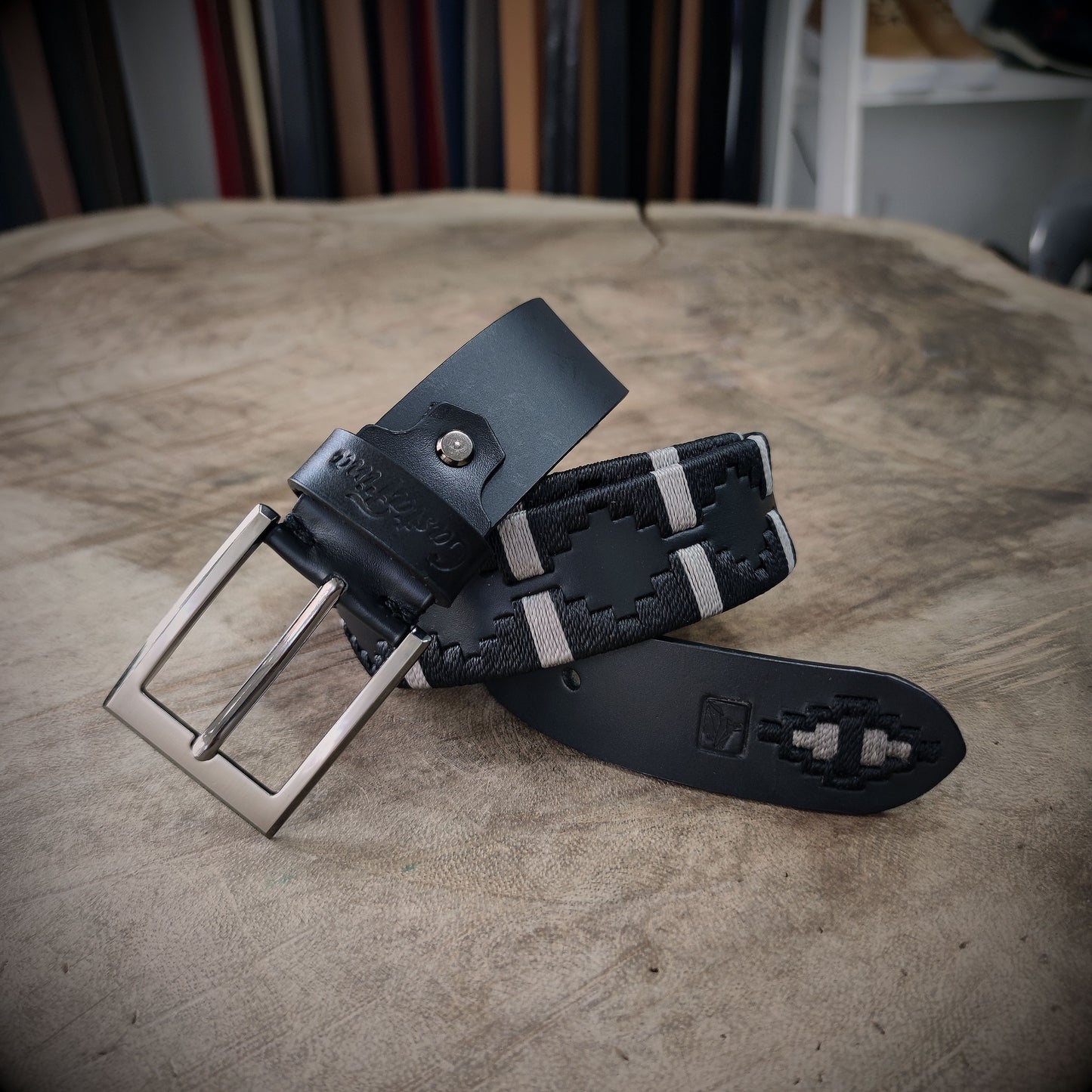 FARO – Elegancia que Marca el Camino | Cuero negro con tejido negro y apliques gris claro – Cinturón tejido CASTAFINA clásico (Ref. TC-059)