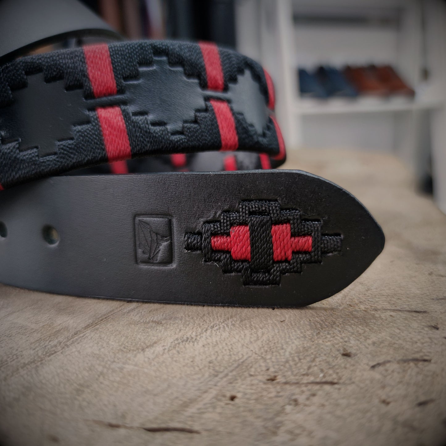 CENTINELA – Lealtad que Nunca Descansa | Cuero negro con tejido rojo y negro – Cinturón tejido CASTAFINA clásico (Ref. TC-056)