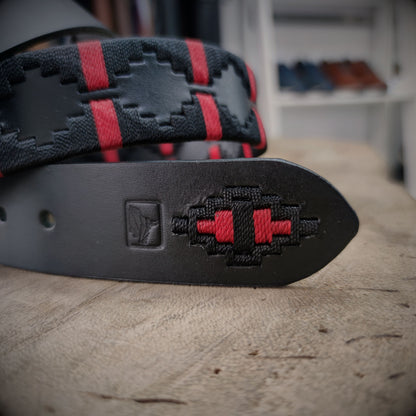 CENTINELA – Lealtad que Nunca Descansa | Cuero negro con tejido rojo y negro – Cinturón tejido CASTAFINA clásico (Ref. TC-056)