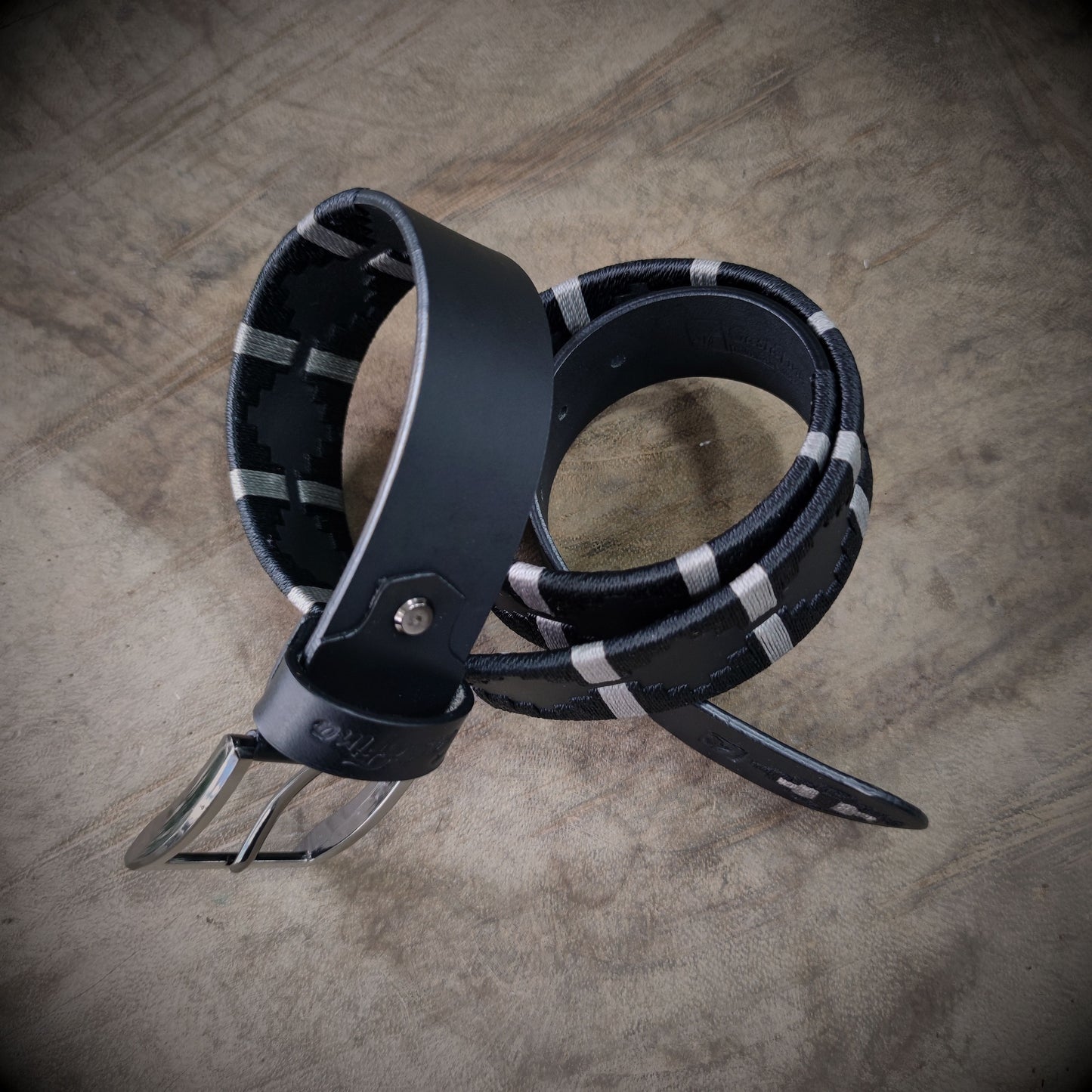 FARO – Elegancia que Marca el Camino | Cuero negro con tejido negro y apliques gris claro – Cinturón tejido CASTAFINA clásico (Ref. TC-059)