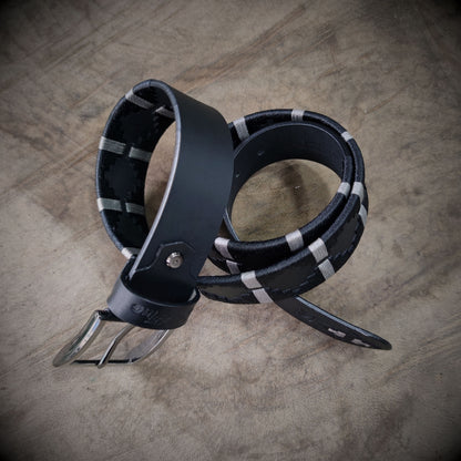 FARO – Elegancia que Marca el Camino | Cuero negro con tejido negro y apliques gris claro – Cinturón tejido CASTAFINA clásico (Ref. TC-059)