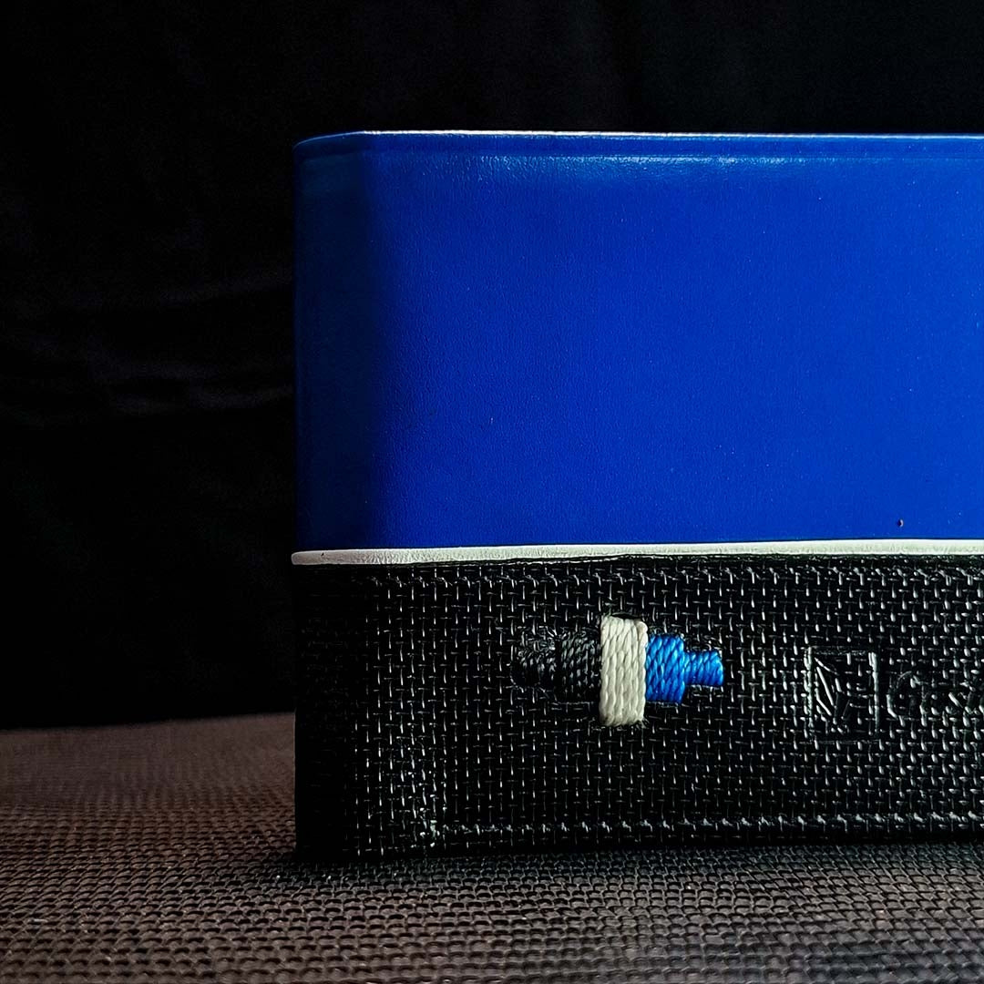 VANGUARDIA – Diseño que Rompe Esquemas | Cuero azul eléctrico con textura negra y bordado – Billetera CASTAFINA (Ref. BC-017)