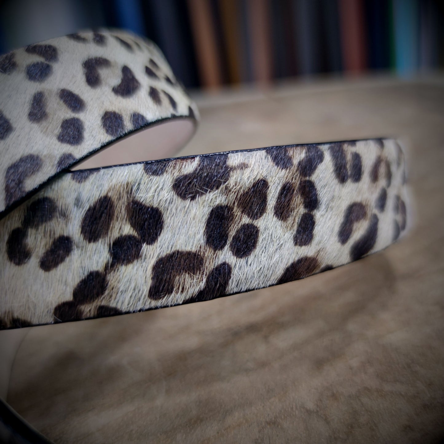 SALVAJEZA – Belleza que Ruge con Fuerza | Cuero al pelo con estampado animal print y hebilla cuadrada en baño de oro de 24K – Cinturón CASTAFINA de lujo para ellas (Ref. CF-059)