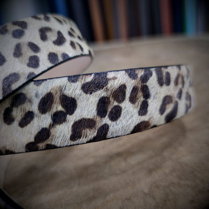 SALVAJEZA – Belleza que Ruge con Fuerza | Cuero al pelo con estampado animal print y hebilla cuadrada en baño de oro de 24K – Cinturón CASTAFINA de lujo para ellas (Ref. CF-059)