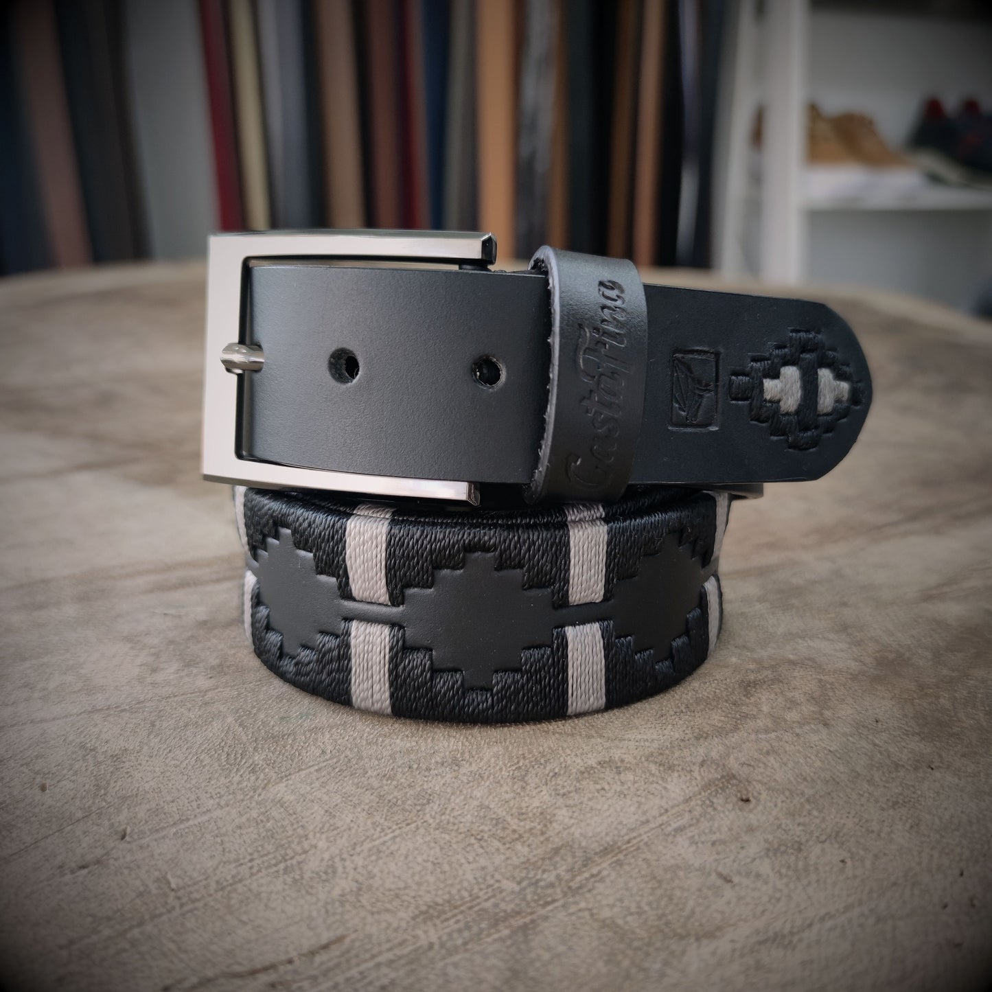 FARO – Elegancia que Marca el Camino | Cuero negro con tejido negro y apliques gris claro – Cinturón tejido CASTAFINA clásico (Ref. TC-059)