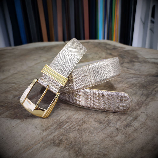 ESENCIA – Elegancia que Ilumina | Cuero champagne con textura perlada y hebilla en baño de oro de 24K – Cinturón CASTAFINA de lujo para ellas (Ref. CF-051)