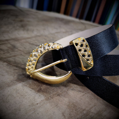 IMPERIO – Elegancia que Impone con Sutileza | Cuero negro con textura natural y herrajes en baño de ORO de 24K – Cinturón CASTAFINA de lujo para mujer (Ref. CF-027)