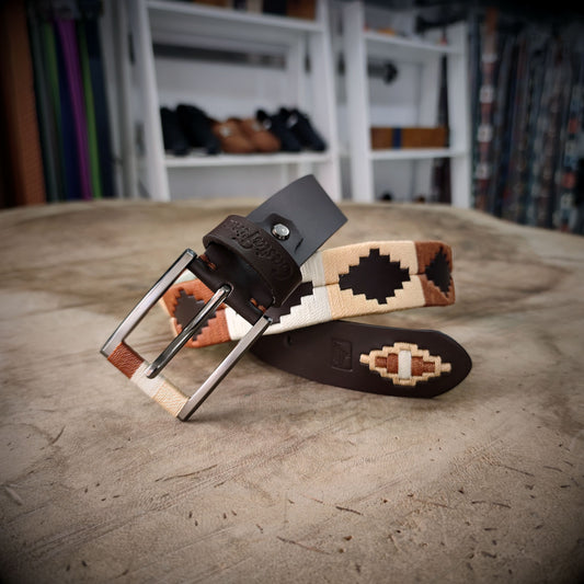 LEYENDA – Elegancia que Trasciende Generaciones | Cuero café con hilos beige claro, beige oscuro y miel – Cinturón tejido CASTAFINA clásico (Ref. TC-049)