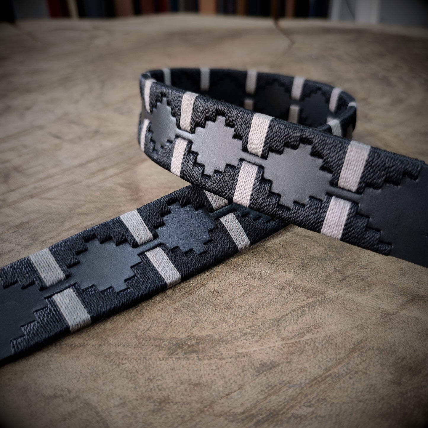 FARO – Elegancia que Marca el Camino | Cuero negro con tejido negro y apliques gris claro – Cinturón tejido CASTAFINA clásico (Ref. TC-059)