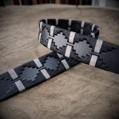 FARO – Elegancia que Marca el Camino | Cuero negro con tejido negro y apliques gris claro – Cinturón tejido CASTAFINA clásico (Ref. TC-059)