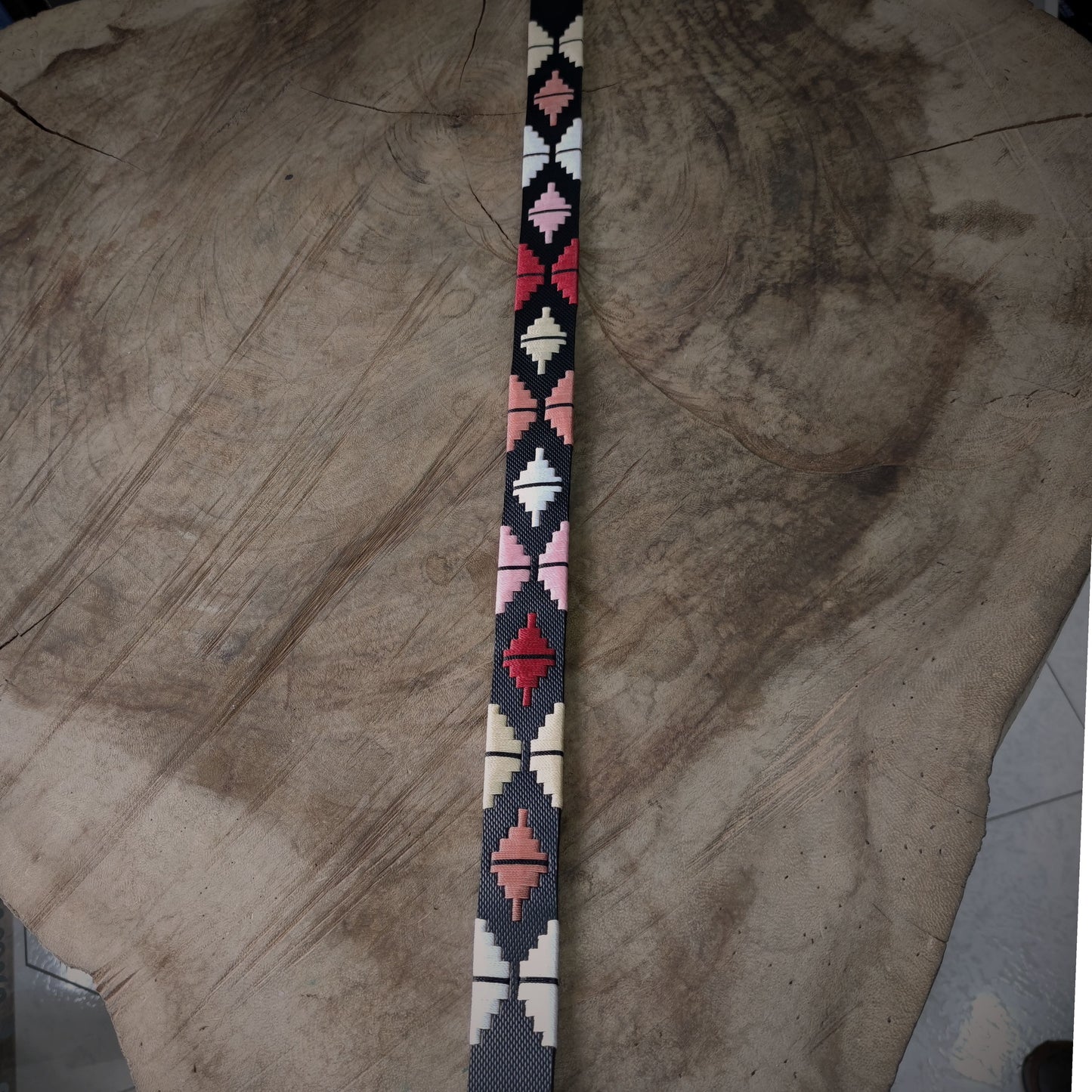 TORMENTA – Estilo que Sacude Miradas | Cuero negro con tejido en beige, rojo, negro, rosado y blanco – Cinturón tejido CASTAFINA clásico (Ref. TC-060)