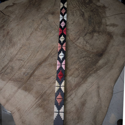 TORMENTA – Estilo que Sacude Miradas | Cuero negro con tejido en beige, rojo, negro, rosado y blanco – Cinturón tejido CASTAFINA clásico (Ref. TC-060)