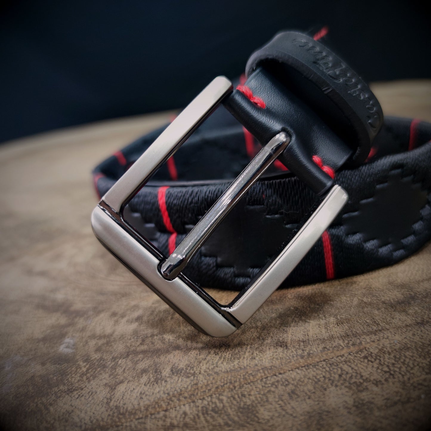 TORO – Poder que Deja Huella | Cuero negro con tejido negro y apliques rojos, borde tejido artesanal y personalización pintada en rojo – Cinturón tejido CASTAFINA clásico (Ref. TC-058)