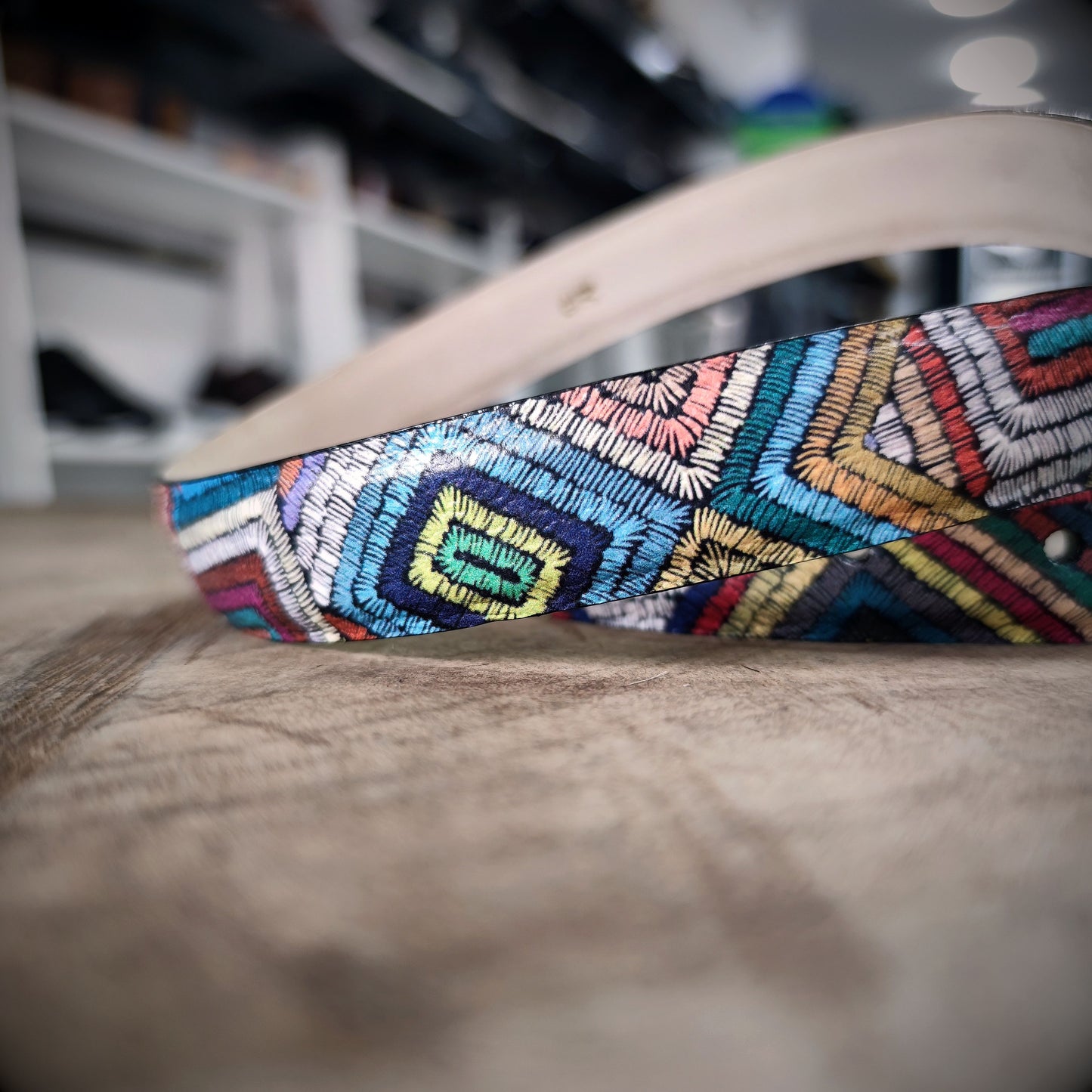 VIVA – Colores que Cuentan tu Historia | Cuero estampado multicolor y hebilla en acabo ORO italiano – Cinturón CASTAFINA de lujo para ellas (Ref. TC-006)