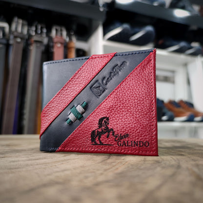 ESTAMPA – Tradición con Sello Propio | Cuero café oscuro con tejido gris, verde, azul turquí y rojo – Combo Legítimo CASTAFINA (Ref. CB-001)