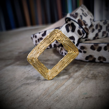 SALVAJEZA – Belleza que Ruge con Fuerza | Cuero al pelo con estampado animal print y hebilla cuadrada en baño de oro de 24K – Cinturón CASTAFINA de lujo para ellas (Ref. CF-059)