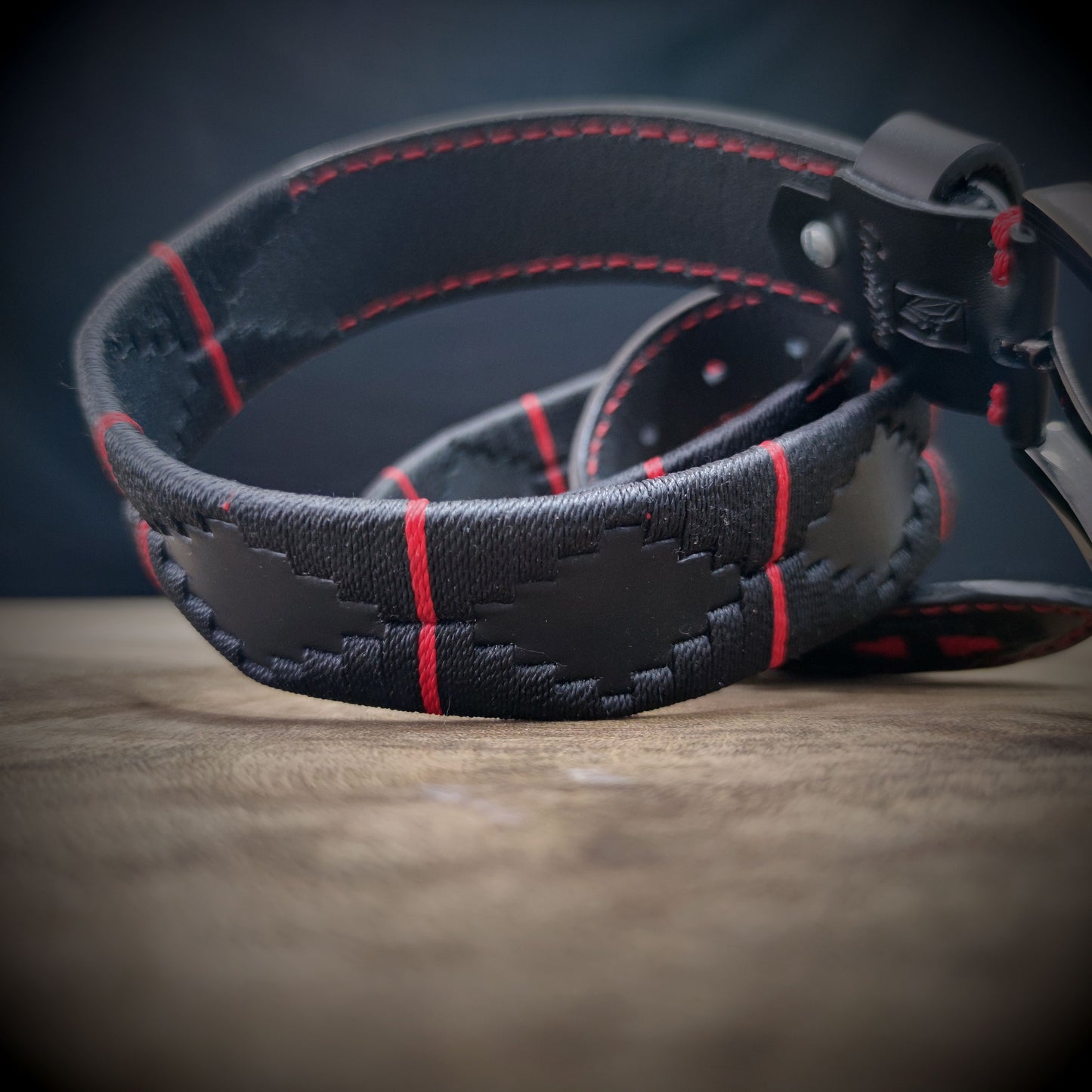 TORO – Poder que Deja Huella | Cuero negro con tejido negro y apliques rojos, borde tejido artesanal y personalización pintada en rojo – Cinturón tejido CASTAFINA clásico (Ref. TC-058)
