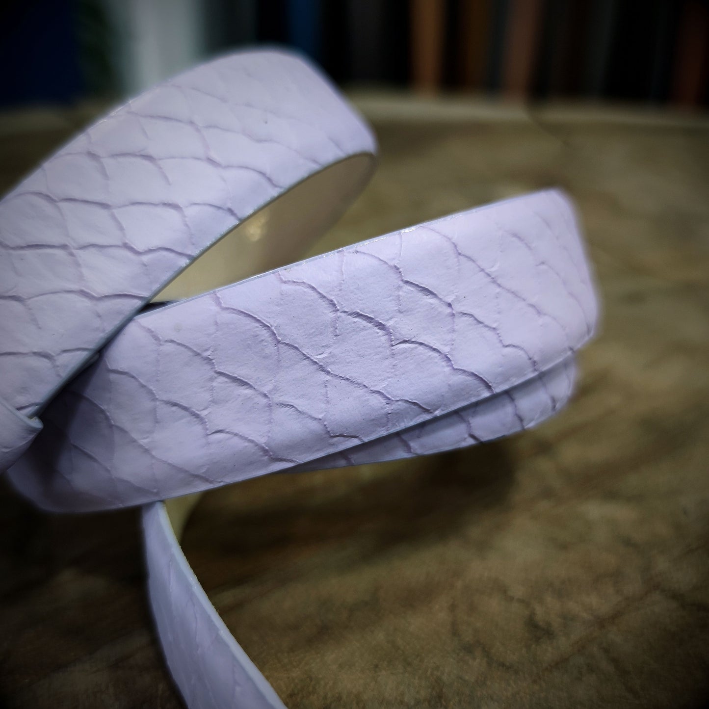 ESENCIA – Dulzura con Propósito | Cuero lila con textura escamada tipo exótica – Cinturón CASTAFINA de lujo para mujer (Ref. CF-028)