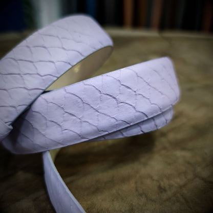ESENCIA – Dulzura con Propósito | Cuero lila con textura escamada tipo exótica – Cinturón CASTAFINA de lujo para mujer (Ref. CF-028)