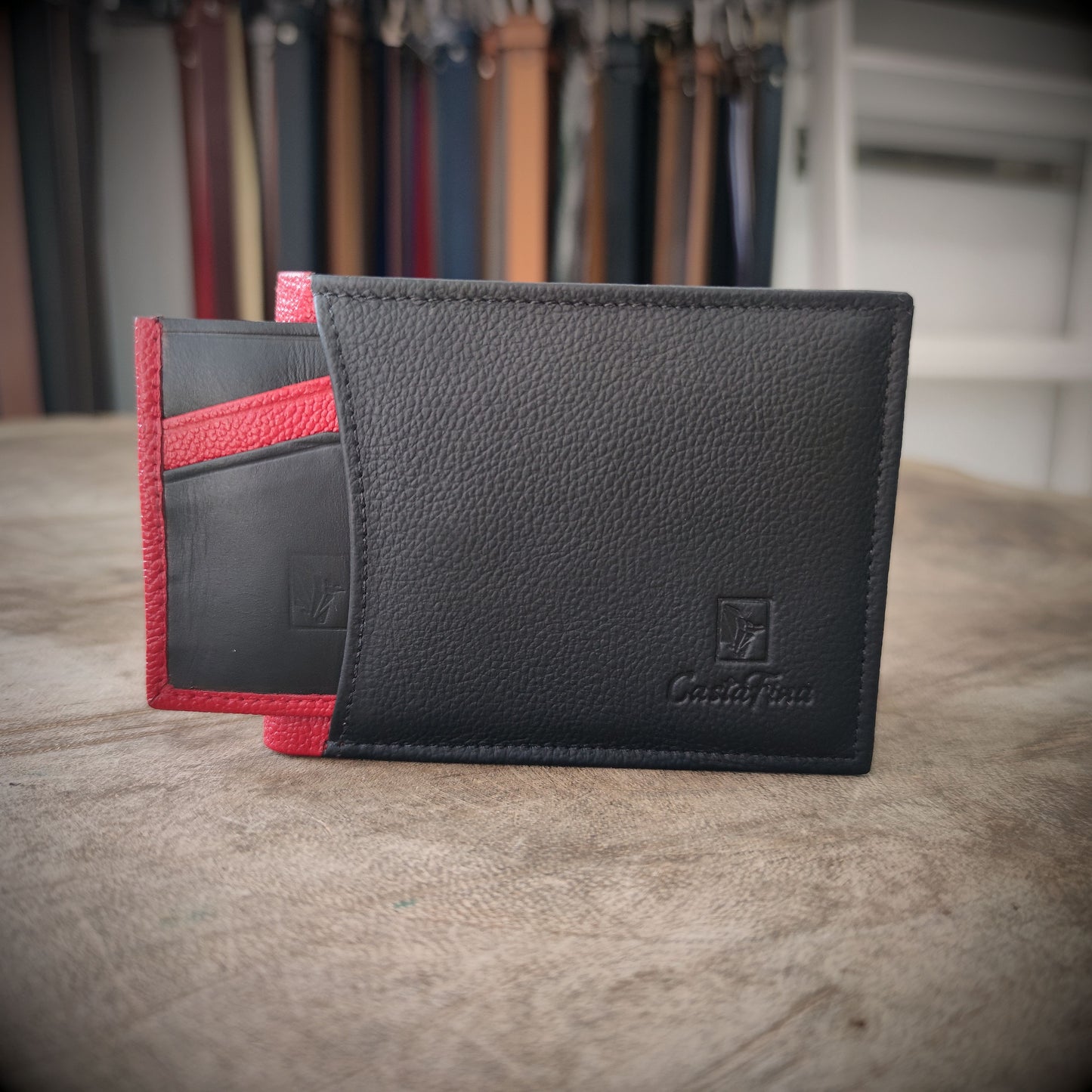 FURIA NEGRA – Poder y Precisión en Cada Detalle | Cuero negro con acentos rojos y tarjetero extraíble – Billetera CASTAFINA (Ref. BC-019)