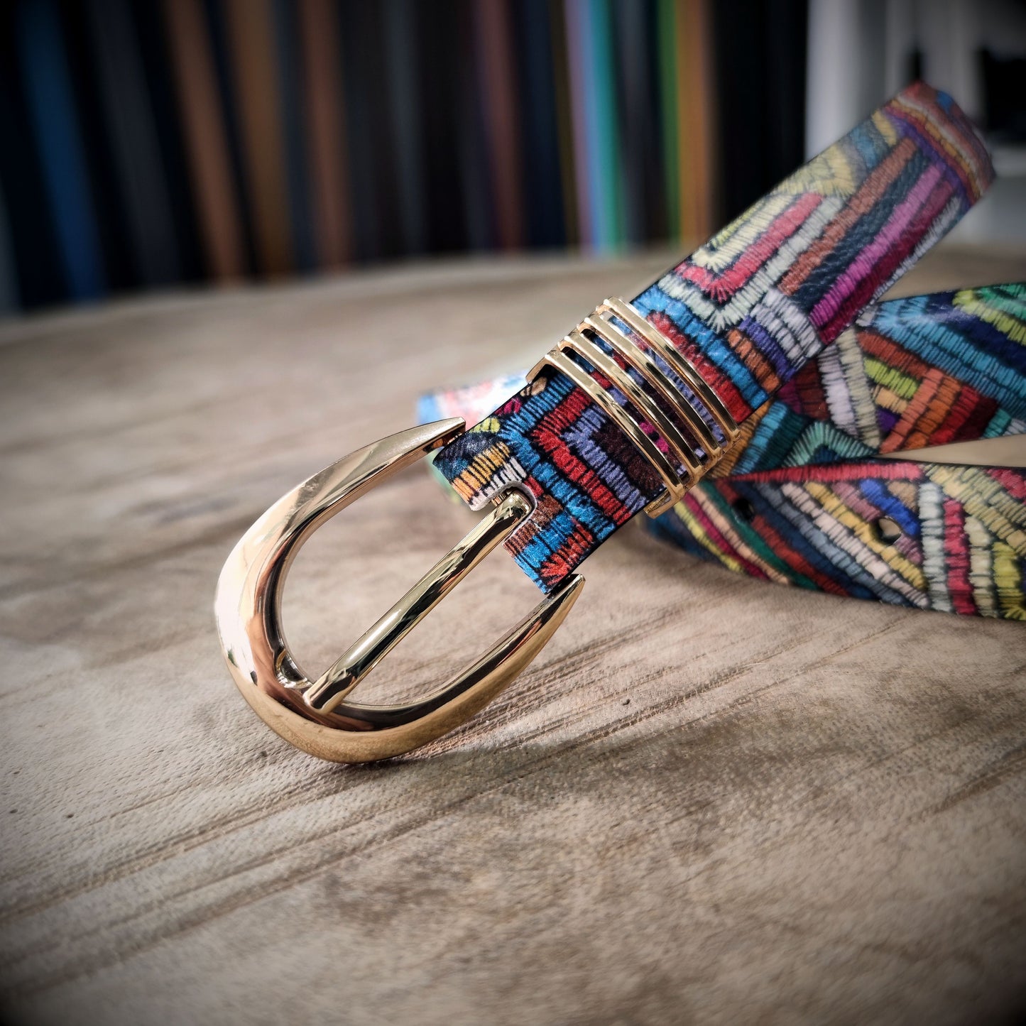 VIVA – Colores que Cuentan tu Historia | Cuero estampado multicolor y hebilla en acabo ORO italiano – Cinturón CASTAFINA de lujo para ellas (Ref. TC-006)