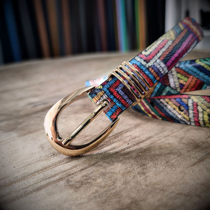 VIVA – Colores que Cuentan tu Historia | Cuero estampado multicolor y hebilla en acabo ORO italiano – Cinturón CASTAFINA de lujo para ellas (Ref. TC-006)
