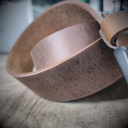 ÉPICO – Cuero con Historia y Carácter | Café envejecido con textura marcada y hebilla grafito mate – Cinturón Sport CASTAFINA (Ref. SP-049)