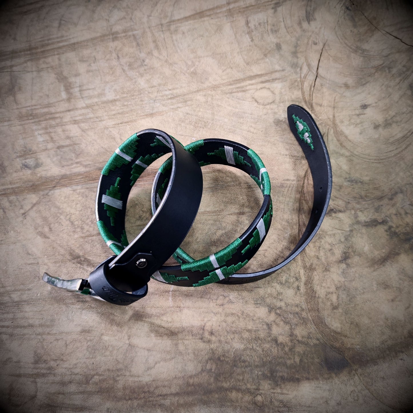 VIGÍA – Determinación que Protege tu Rumbo | Cuero negro con tejido verde intenso y gris – Cinturón tejido CASTAFINA clásico (Ref. TC-055)