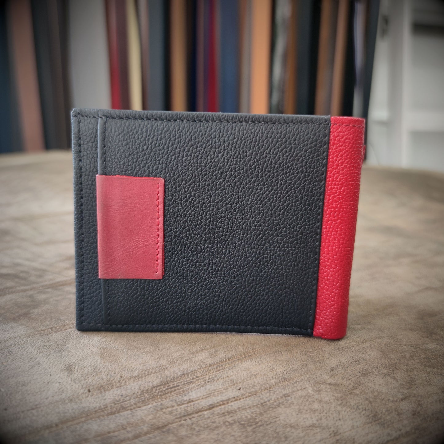 FURIA NEGRA – Poder y Precisión en Cada Detalle | Cuero negro con acentos rojos y tarjetero extraíble – Billetera CASTAFINA (Ref. BC-019)