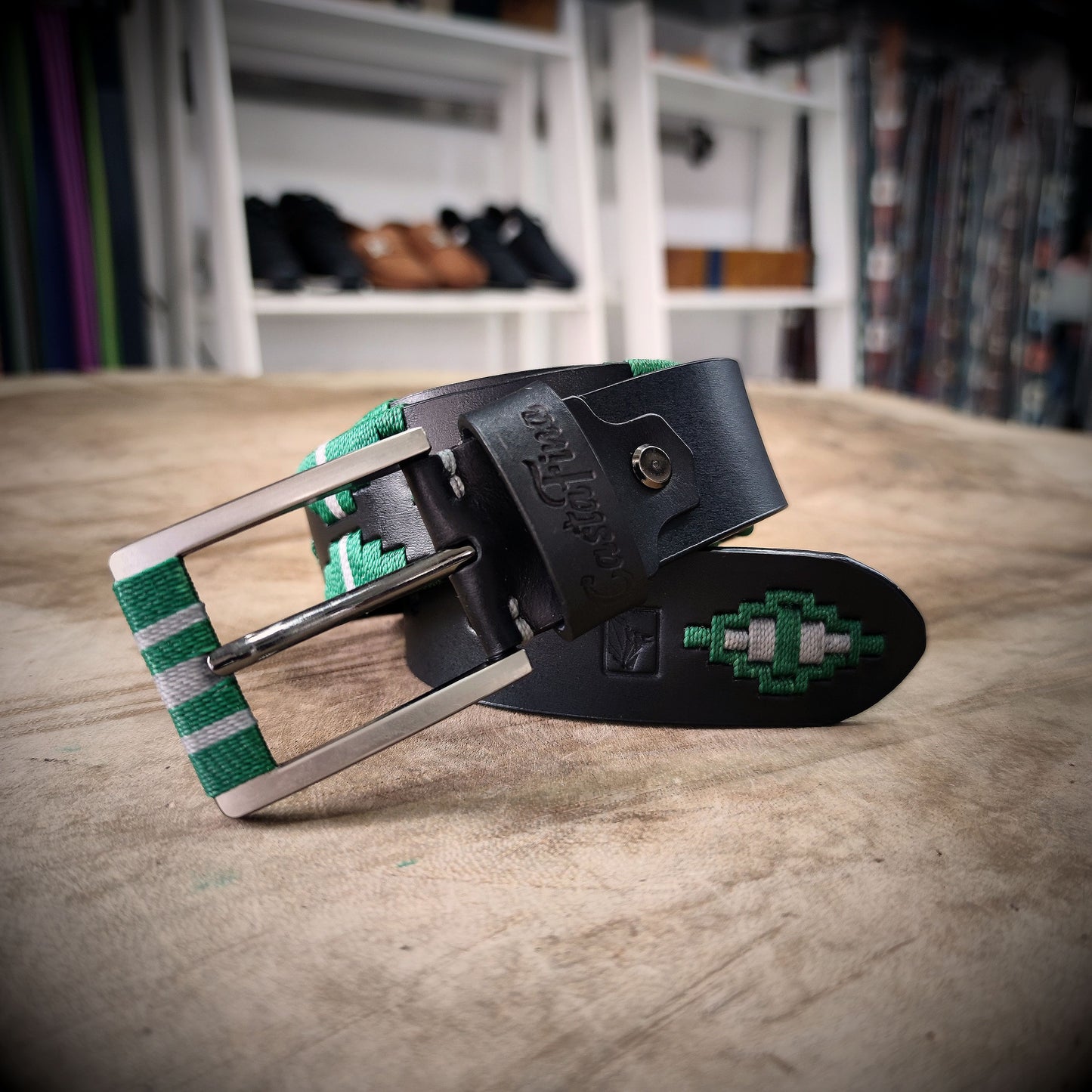 VIGÍA – Determinación que Protege tu Rumbo | Cuero negro con tejido verde intenso y gris – Cinturón tejido CASTAFINA clásico (Ref. TC-055)