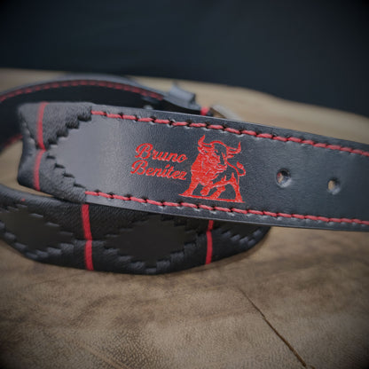 TORO – Poder que Deja Huella | Cuero negro con tejido negro y apliques rojos, borde tejido artesanal y personalización pintada en rojo – Cinturón tejido CASTAFINA clásico (Ref. TC-058)