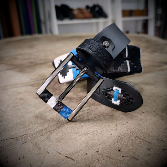 FIRMEZA – Estilo que Impone Respeto | Cuero negro con tejido blanco, negro, gris y azul intenso – Cinturón tejido CASTAFINA clásico (Ref. TC-050)
