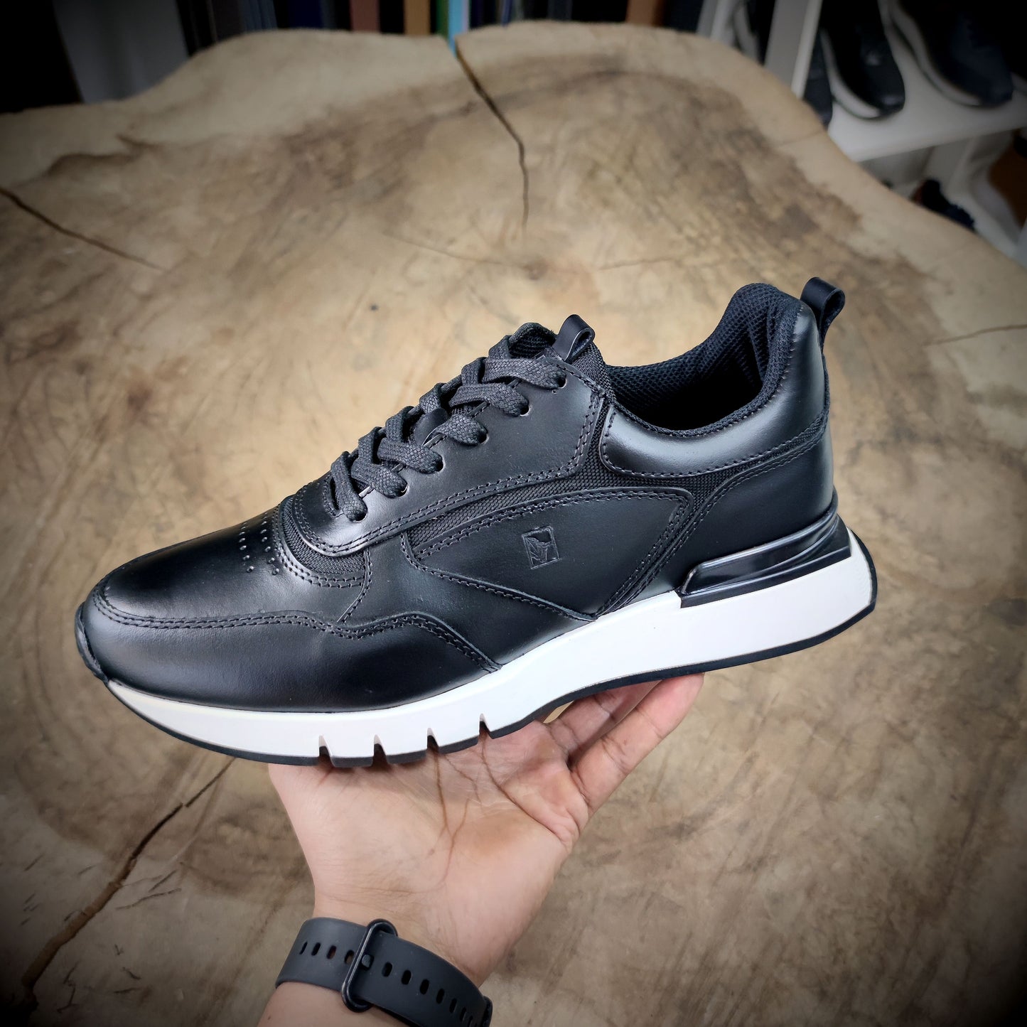 ABSOLUTO – Elegancia que Impone Silencio | Calzado negro 100% cuero legítimo con lona de alta resistencia y contraste blanco en la suela – Calzado Sport ESCENCIAL (Ref. ZCE-014)