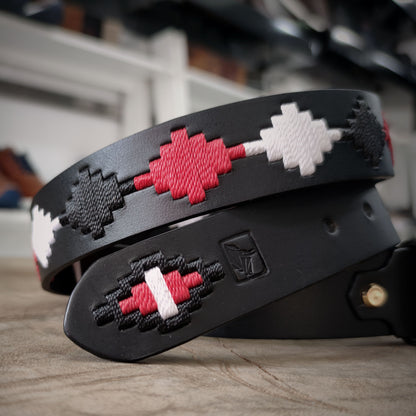 HERENCIA VIVA – Fuerza que Trasciende | Cuero negro con tejido rojo intenso, blanco puro y negro profundo – Cinturón tejido CASTAFINA CLÁSICO para dama (Ref. TCD-026)