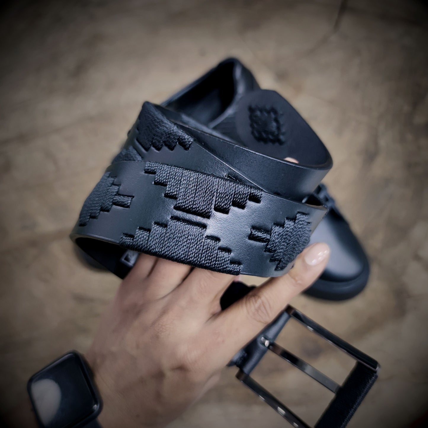 SOBERANO – Lujo que Impone | Combo de calzado sport negro texturizado y cinturón tejido a juego – CASTAFINA EXCLUSIVO (Ref. ZC-017)
