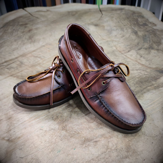 TRAVESÍA – Elegancia que Recorre Caminos | Cuero brandy con detalles envejecidos – Calzado náutico CASTAFINA (Ref. CN-001)